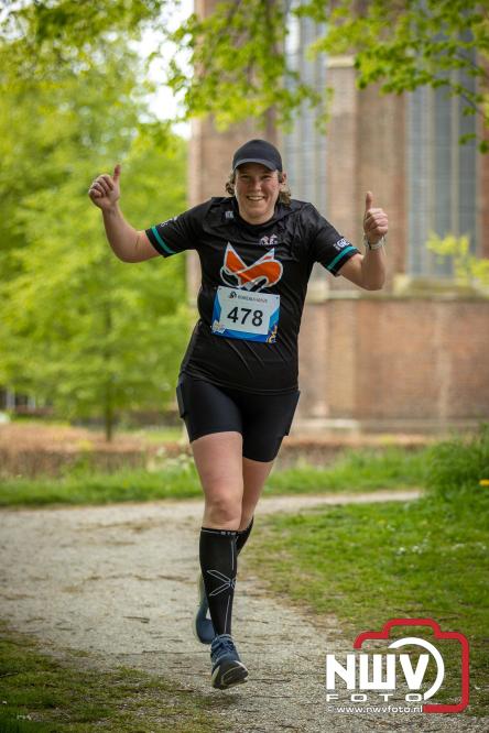 Volle terrassen, bruisende kleedjesmarkt en sportieve Wallenloop: Elburg leeft tijdens koningsdag! - &copy; NWVFoto.nl